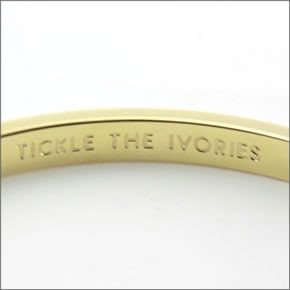 ケイトスペード IDIOM BANGLES Solid 内側にさりげなく刻印された「TICKLE THE IVORIES」のロゴがキュートなエナメル・バングル WBRU2550-142