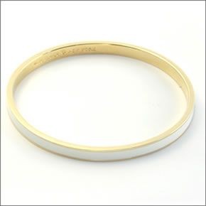 ケイトスペード IDIOM BANGLES Solid 内側にさりげなく刻印された「TICKLE THE IVORIES」のロゴがキュートなエナメル・バングル WBRU2550-142