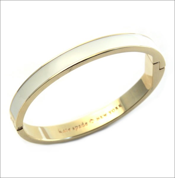 ケイトスペード IDIOM BANGLES Hinged 内側にさりげなく刻印された「CRENE DE LA CREME」のロゴがキュートなエナメル・バングル  WBRU7920-142