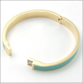 ケイトスペード IDIOM BANGLES Hinged 内側にさりげなく刻印された「LIKE HOTCAKES」のロゴがキュートなエナメル・バングル WBRU9333-348