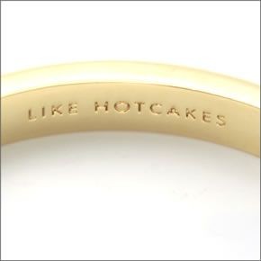 ケイトスペード IDIOM BANGLES Hinged 内側にさりげなく刻印された「LIKE HOTCAKES」のロゴがキュートなエナメル・バングル WBRU9333-348