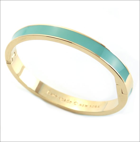 ケイトスペード IDIOM BANGLES Hinged 内側にさりげなく刻印された「LIKE HOTCAKES」のロゴがキュートなエナメル・バングル WBRU9333-348