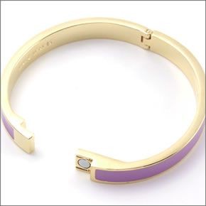 ケイトスペード IDIOM BANGLES Hinged 内側にさりげなく刻印された「MAKE WAVES」のロゴがキュートなエナメル・バングル WBRU9696-573