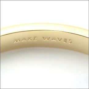 ケイトスペード IDIOM BANGLES Hinged 内側にさりげなく刻印された「MAKE WAVES」のロゴがキュートなエナメル・バングル WBRU9696-573