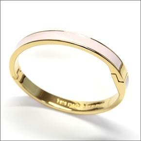 ケイトスペード IDIOM BANGLES Hinged 内側にさりげなく刻印された「MAKE ME BLUSH」のロゴがキュートなエナメル・バングル WBRU7601-671