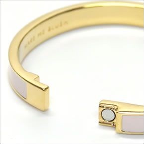 ケイトスペード IDIOM BANGLES Hinged 内側にさりげなく刻印された「MAKE ME BLUSH」のロゴがキュートなエナメル・バングル WBRU7601-671