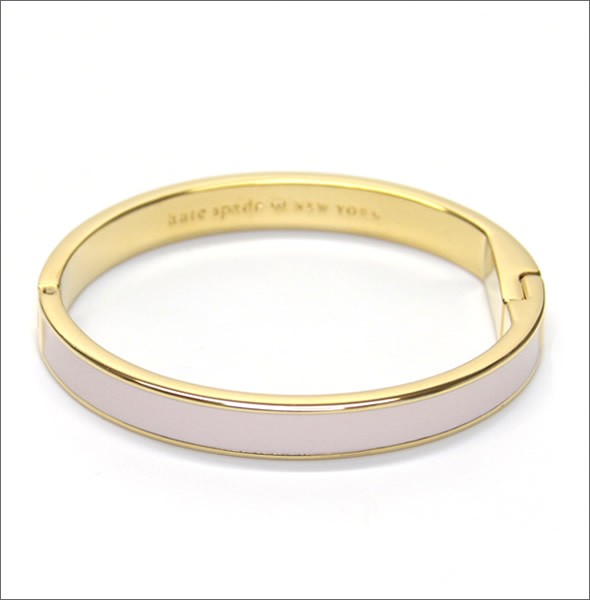 ケイトスペード IDIOM BANGLES Hinged 内側にさりげなく刻印された「MAKE ME BLUSH」のロゴがキュートなエナメル・バングル WBRU7601-671