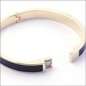 ケイトスペード WBRU7598-400 IDIOM BANGLES Hinged 内側にさりげなく刻印された「TRUE BLUE」のロゴがキュートなエナメル・バングル