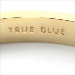 ケイトスペード WBRU7598-400 IDIOM BANGLES Hinged 内側にさりげなく刻印された「TRUE BLUE」のロゴがキュートなエナメル・バングル