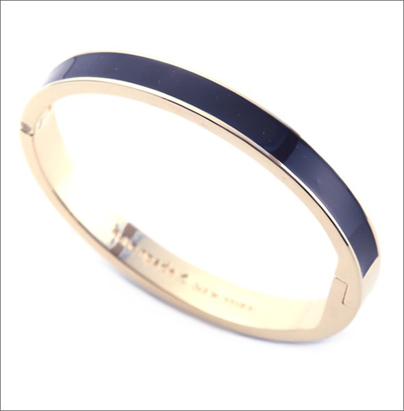 ケイトスペード WBRU7598-400 IDIOM BANGLES Hinged 内側にさりげなく刻印された「TRUE BLUE」のロゴがキュートなエナメル・バングル