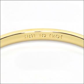 ケイトスペード WBRU4357-952 IDIOM BANGLES Solid 内側にさりげなく刻印された「HOT TO TROT」のロゴがキュートなバングル