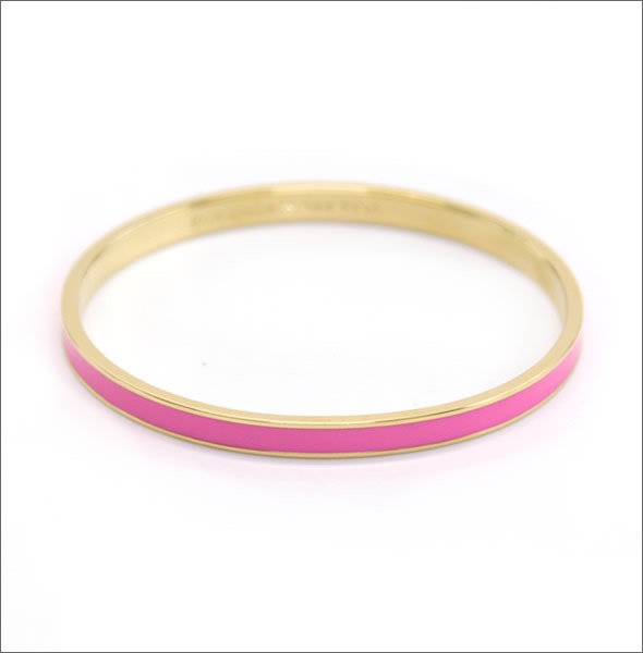 ケイトスペード WBRU4357-952 IDIOM BANGLES Solid 内側にさりげなく刻印された「HOT TO TROT」のロゴがキュートなバングル