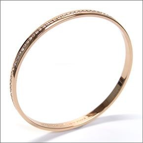 ケイトスペード WBRU9703-704 IDIOM BANGLES 内側にさりげなく刻印された「MAKE ME BLUSH」のロゴがキュートなクリスタル・パヴェ バングル