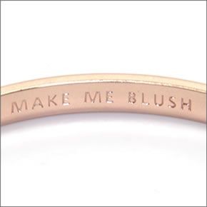 ケイトスペード WBRU9703-704 IDIOM BANGLES 内側にさりげなく刻印された「MAKE ME BLUSH」のロゴがキュートなクリスタル・パヴェ バングル