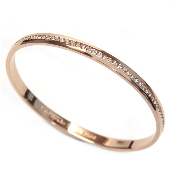 ケイトスペード WBRU9703-704 IDIOM BANGLES 内側にさりげなく刻印された「MAKE ME BLUSH」のロゴがキュートなクリスタル・パヴェ バングル