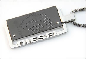 ディーゼル  ブレイブマン＆ロゴモチーフ ペンダント ネックレス シルバー DX0359040