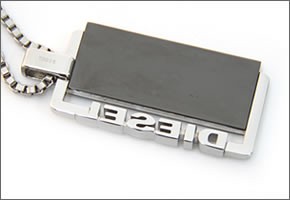 ディーゼル  ブレイブマン＆ロゴモチーフ ペンダント ネックレス シルバー DX0359040