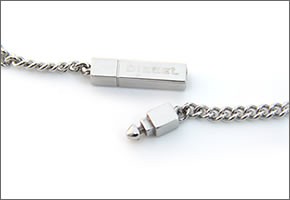ディーゼル  ブレイブマン＆ロゴモチーフ ペンダント ネックレス シルバー DX0359040
