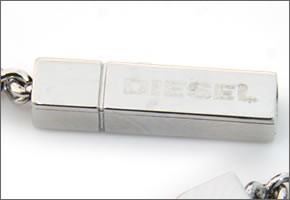 ディーゼル  ブレイブマン×メタル ラバーモチーフ  ペンダント ネックレス ブラック シルバー DX0471040