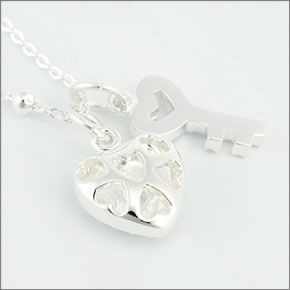 フォリフォリ ≪取り寄せ商品≫ シルバープレーテッド×クリスタル ハート・キーモチーフ ネックレス 3N13F057C