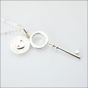 フォリフォリ ≪取り寄せ商品≫ シルバープレーテッド×クリスタル キーモチーフ ネックレス ペンダント 3N1F068C