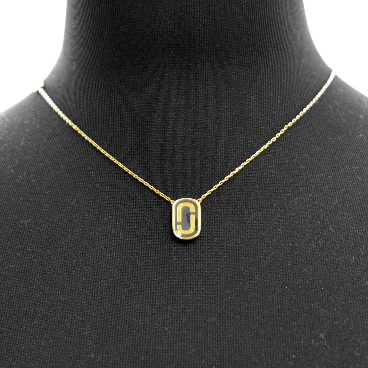 マークジェイコブス MARC JACOBS M0012394-065 Black/Gold 「J」ロゴモチーフ ペンダント ネックレス Icon Enamel Pendant