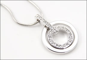 【swarovski】スワロフスキー レディス アクセサリー Circleペンダント 681251