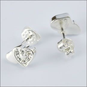 フォリフォリ ≪取り寄せ商品≫ シルバープレーテッド×クリスタル ハートモチーフ ダブルハート ピアス   3E13F031C