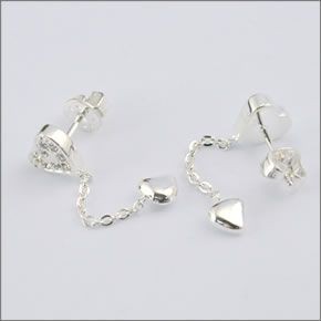 フォリフォリ ≪取り寄せ商品≫ シルバープレーテッド×クリスタル ハートモチーフ スウィング ピアス   3E13F032C