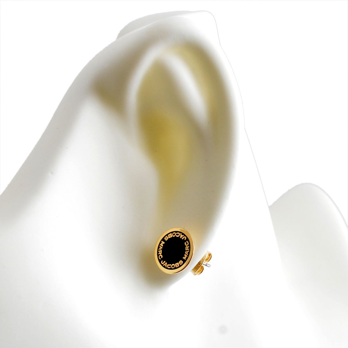 マークジェイコブス MARC JACOBS M0008544-062 Black/Oro ロゴ ディスク エナメル スタッド ピアス Logo Disc Enamel Studs