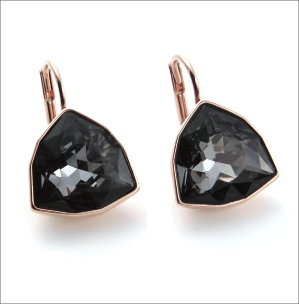 スワロフスキー Brief トリリオンカット シルバーナイト・クリスタル ピアス 5098376