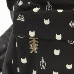アネロ CAT・DOT☆猫シリーズ☆ 魚の骨チャーム付♪手書き風ネコプリント＆ねこどっと柄がキュートなリュックサック デイバッグ ブラック×オフホワイト AJ-43201 BK