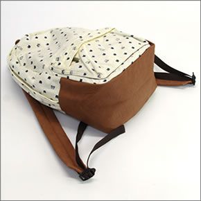 アネロ CAT・DOT☆猫シリーズ☆ 魚の骨チャーム付♪手書き風ネコプリント＆ねこどっと柄がキュートなスウェット素材のリュックサック アイボリー×ネイビー AJ-43201-IV