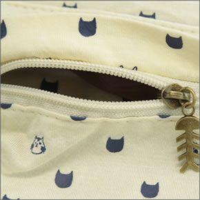 アネロ CAT・DOT☆猫シリーズ☆ 魚の骨チャーム付♪手書き風ネコプリント＆ねこどっと柄がキュートなスウェット素材のリュックサック アイボリー×ネイビー AJ-43201-IV