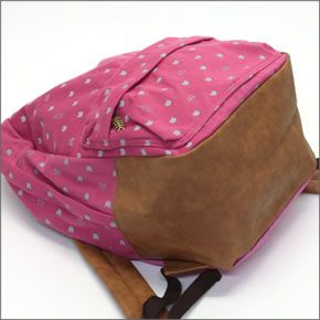 アネロ CAT・DOT☆猫シリーズ☆ 魚の骨チャーム付♪手書き風ネコプリント＆ねこどっと柄がキュートなスウェット素材のリュックサック ショッキングピンク×グレー AJ-43201-SPI