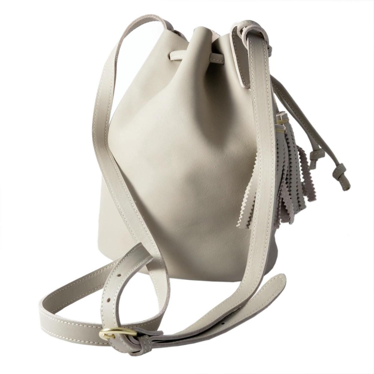 イルビゾンテ IL BISONTE A2601 P 810 Taupe タッセルチャーム付 ショルダーバッグ 巾着ポシェット BUCKET
