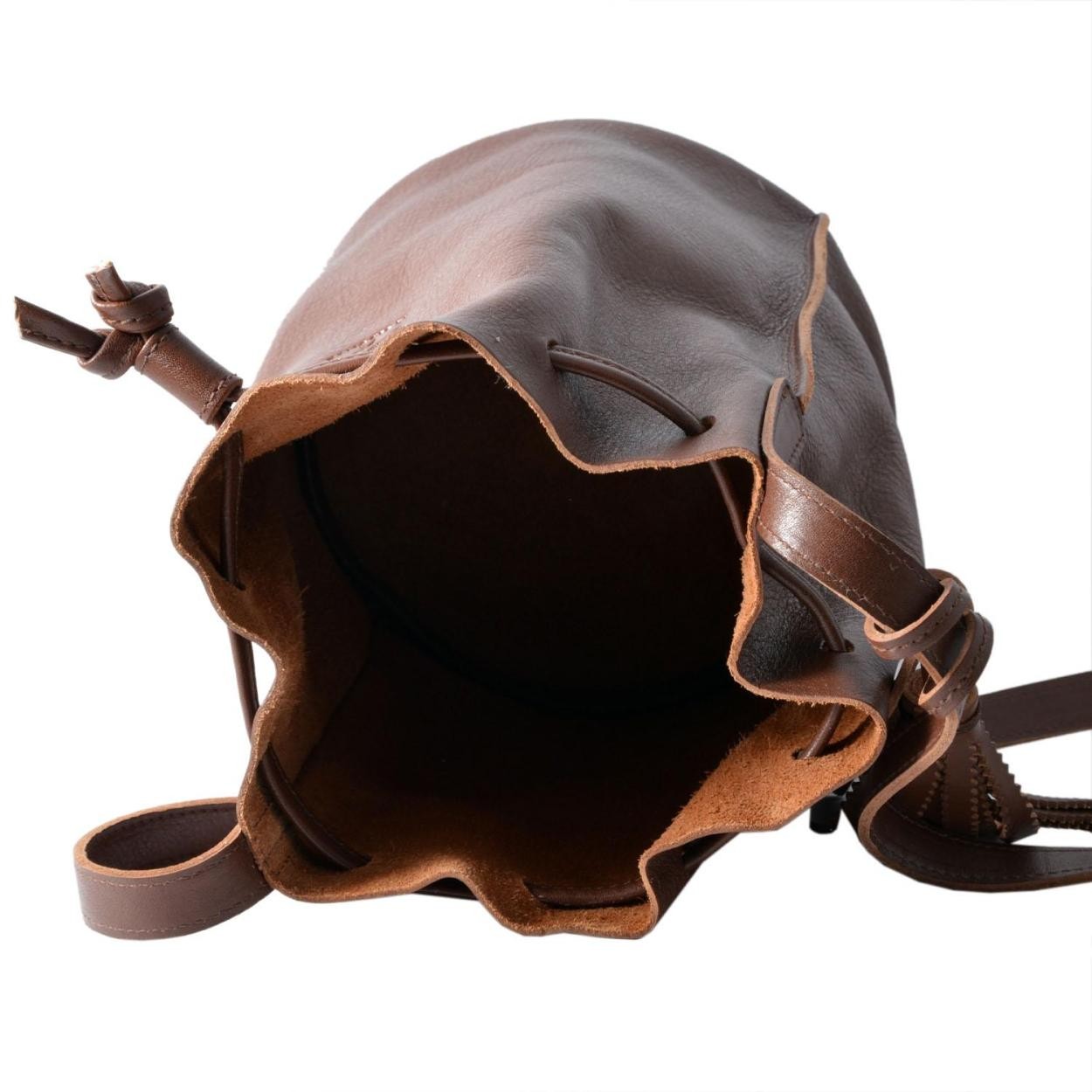 イルビゾンテ IL BISONTE A2601 P 846 Marrone タッセルチャーム付 ショルダーバッグ 巾着ポシェット BUCKET