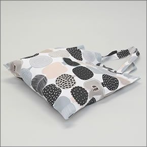 マリメッコ KOMPOTTI BAG コンポッティ フルーツモチーフ ファブリック トートバッグ  エコバッグ 065751 180 white/beige/grey