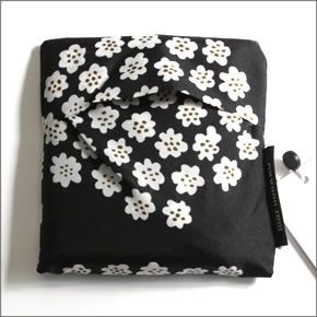 マリメッコ PUKETTI SMARTBAG  プケッティ ブーケモチーフ 収納ポーチ付 ショッピングトートバッグ エコバッグ 使わない時はコンパクトにたためて便利♪　　 038697 916 black/white/olive