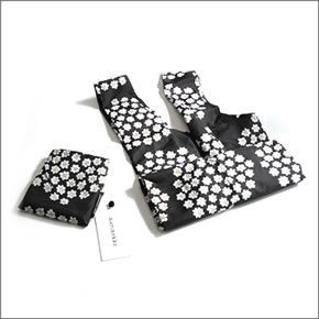 マリメッコ PUKETTI SMARTBAG  プケッティ ブーケモチーフ 収納ポーチ付 ショッピングトートバッグ エコバッグ 使わない時はコンパクトにたためて便利♪　　 038697 916 black/white/olive