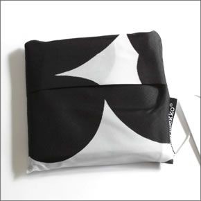 マリメッコ PIENI UNIKKO SMARTBAG  ウニッコ柄 収納ポーチ付 ショッピングトートバッグ エコバッグ 使わない時はコンパクトにたためて便利♪　 040470 030  white/black/olive