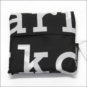 マリメッコ MARILOGO SMARTBAG  マリメッコロゴ 収納ポーチ付 ショッピングトートバッグ エコバッグ 使わない時はコンパクトにたためて便利♪ 041395 910 white/black