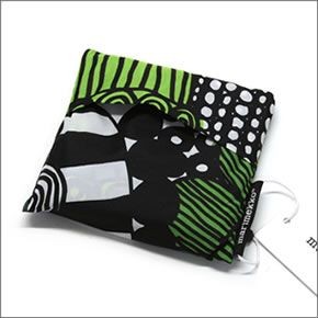 マリメッコ SIIRTOLAPUUTARHA SMARTBAG  シィールトラプータルハ 菜園モチーフ  収納ポーチ付 ショッピングトートバッグ エコバッグ 使わない時はコンパクトにたためて便利♪ 041404 160 white/green/black