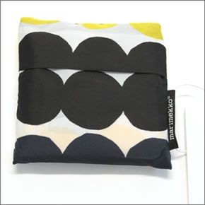 マリメッコ SMARTBAG RASYMATTO 041402 192 white/black/yellow 手描き風 ドット柄 収納ポーチ付 ショッピングトートバッグ エコバッグ 使わない時はコンパクトにたためて便利♪