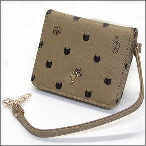 アネロ ☆猫シリーズ☆ ハートスタッズ＆魚の骨チャーム付♪ 手書き風ネコプリントがキュートなパスケース グレイベージュ×ブラック AG-43204 GBE