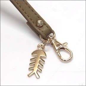 アネロ ☆猫シリーズ☆ ハートスタッズ＆魚の骨チャーム付♪ 手書き風ネコプリントがキュートなパスケース グレイベージュ×ブラック AG-43204 GBE