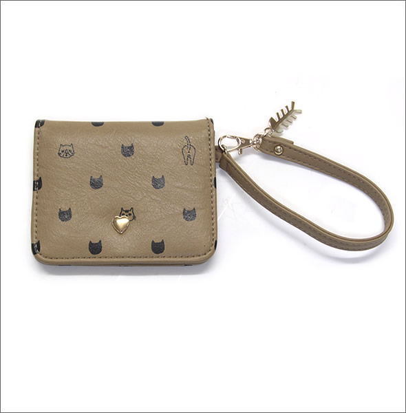 アネロ ☆猫シリーズ☆ ハートスタッズ＆魚の骨チャーム付♪ 手書き風ネコプリントがキュートなパスケース グレイベージュ×ブラック AG-43204 GBE