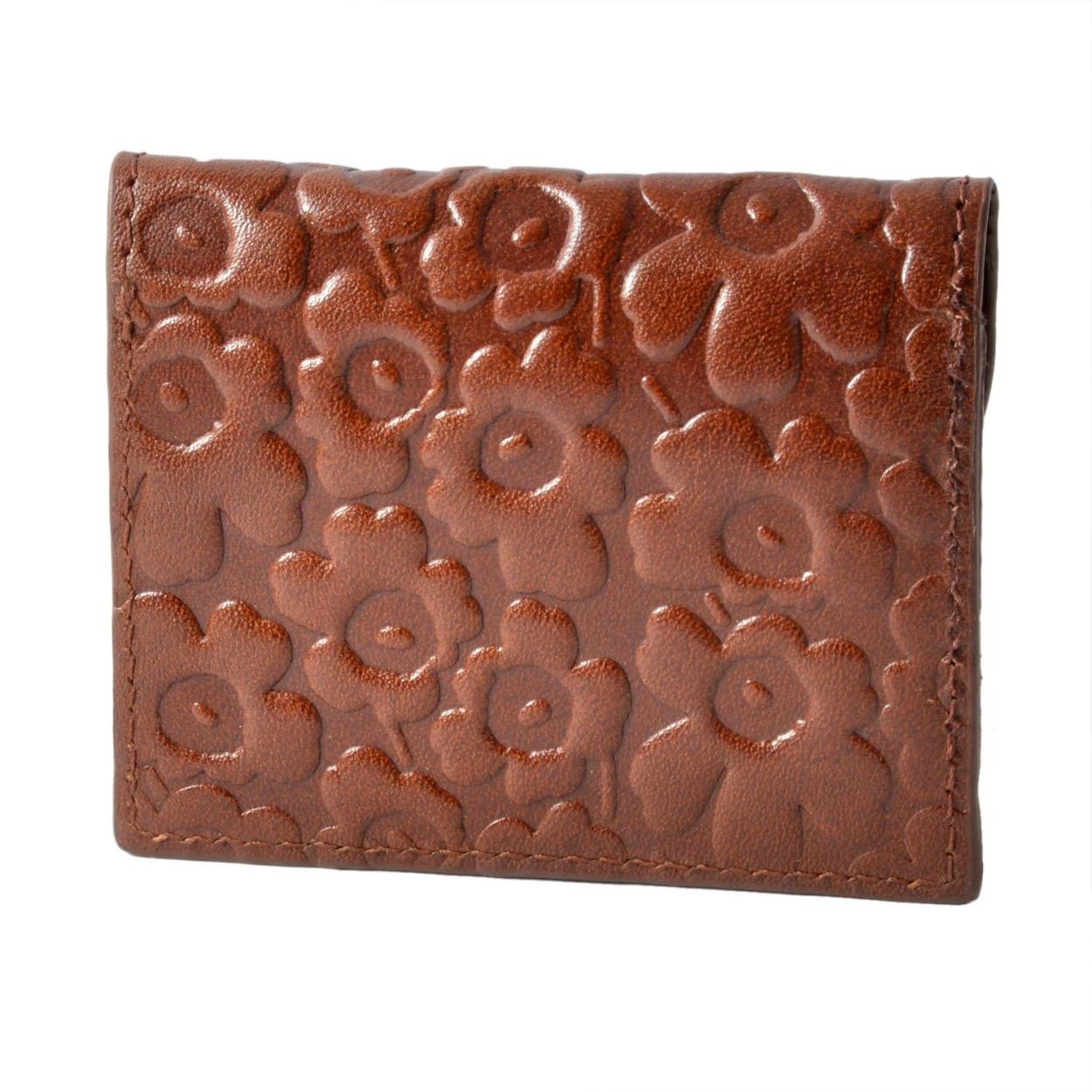 マリメッコ marimekko 045423 800 エンボス ウニッコ型押しレザー カードケース 小銭＆カード入れ EMBOSSED-UNIKKO KARRI
