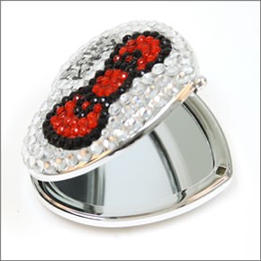 hello kitty（ハローキティ）キラキラ(ラインストーン）キティラー必須アイテム　ハート型で真っ赤なリボンがポイント☆キュートなキラキラクリスタルコンパクトデコミラーKTCMR001