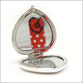 hello kitty（ハローキティ） キラキラ(ラインストーン）キティラー必須アイテム　ハート型でキラキラのキティがポイント☆キュートなキラキラクリスタルコンパクトデコミラーKTCMR002